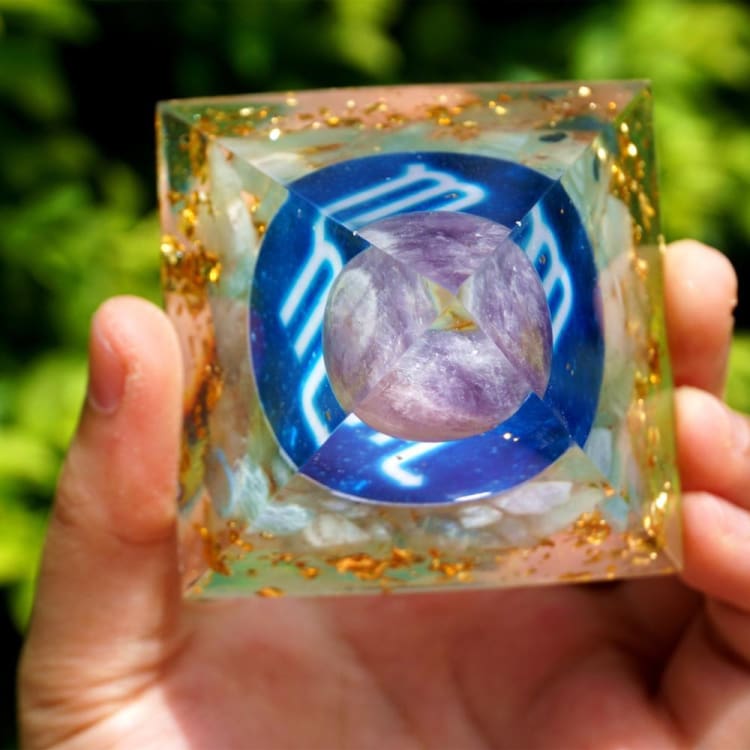 ATELIER-TIBET Pyramide du Zodiac en Orgonite et Améthyste  de 10cm symbole du Scorpion
