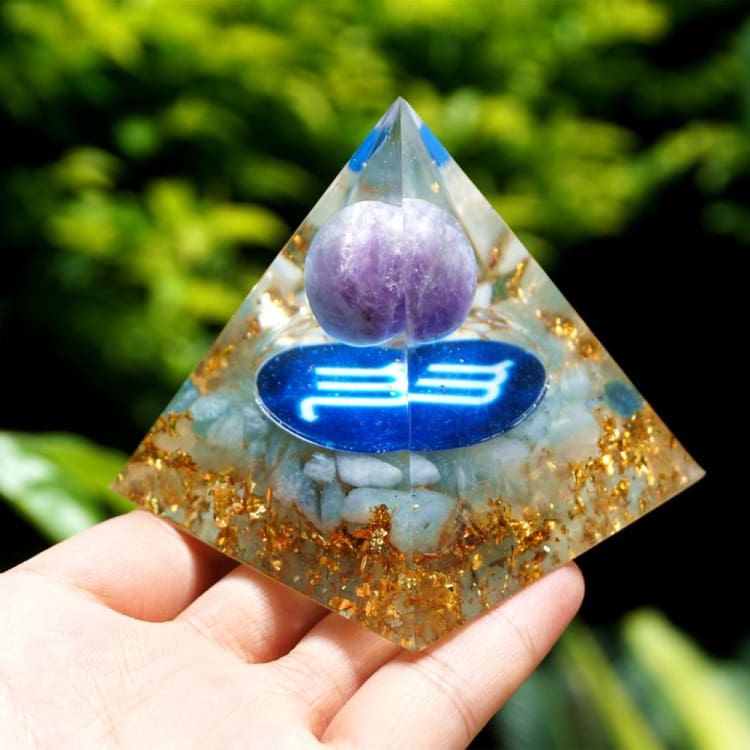ATELIER-TIBET Pyramide du Zodiac en Orgonite et Améthyste  de 10cm symbole du Scorpion