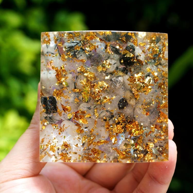 ATELIER-TIBET Pyramide du Zodiac en Orgonite et Quartz Rutile de 10cm symbole du Lion