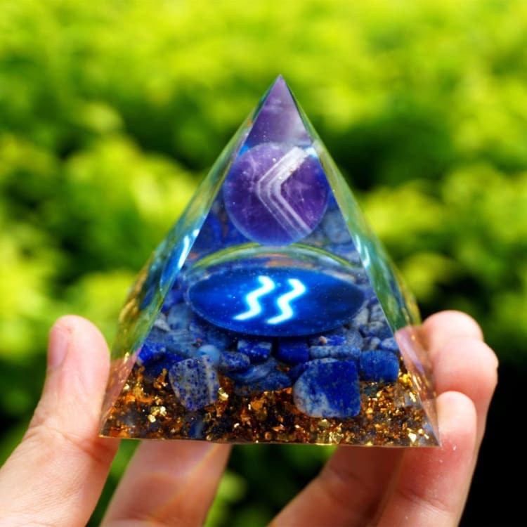 ATELIER-TIBET Pyramide du Zodiac en Orgonite et Sodalite de 10cm symbole du Verseau