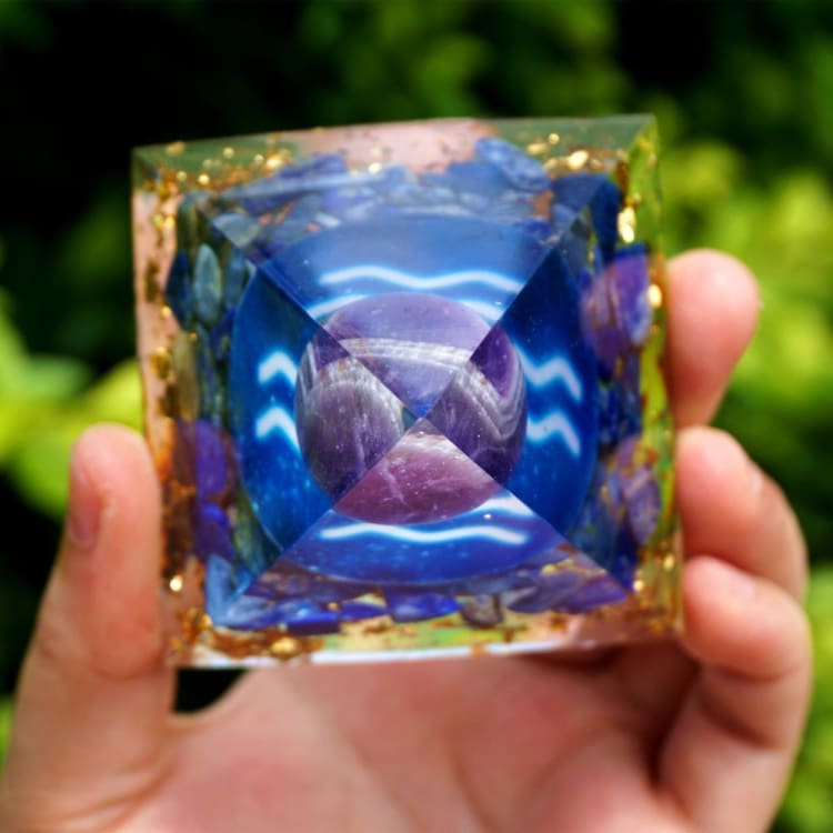 ATELIER-TIBET Pyramide du Zodiac en Orgonite et Sodalite de 10cm symbole du Verseau