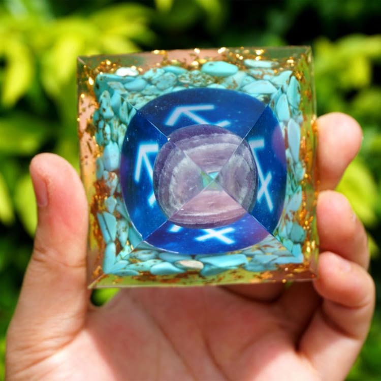 ATELIER-TIBET Pyramide du Zodiac en Orgonite et Turquoise de 10cm symbole du Sagittaire
