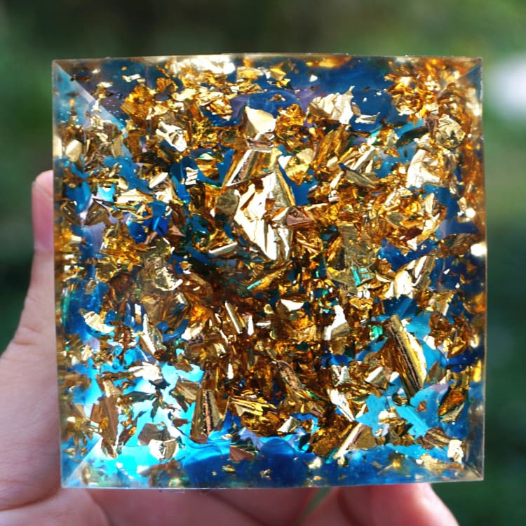 ATELIER-TIBET Pyramide en Orgonite et Célestine de 10cm