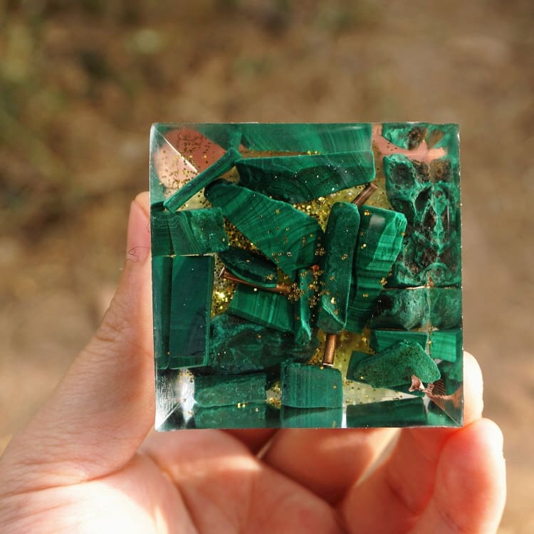 ATELIER-TIBET Pyramide en Orgonite et Malachite  de 10cm