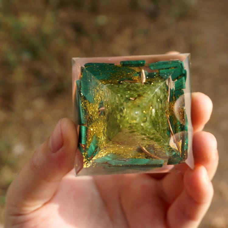 ATELIER-TIBET Pyramide en Orgonite et Malachite  de 10cm