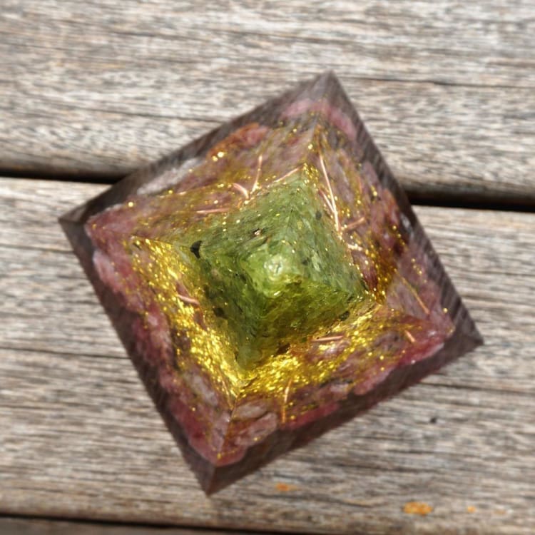 ATELIER-TIBET Pyramide en Orgonite et Quartz Rose de 10cm