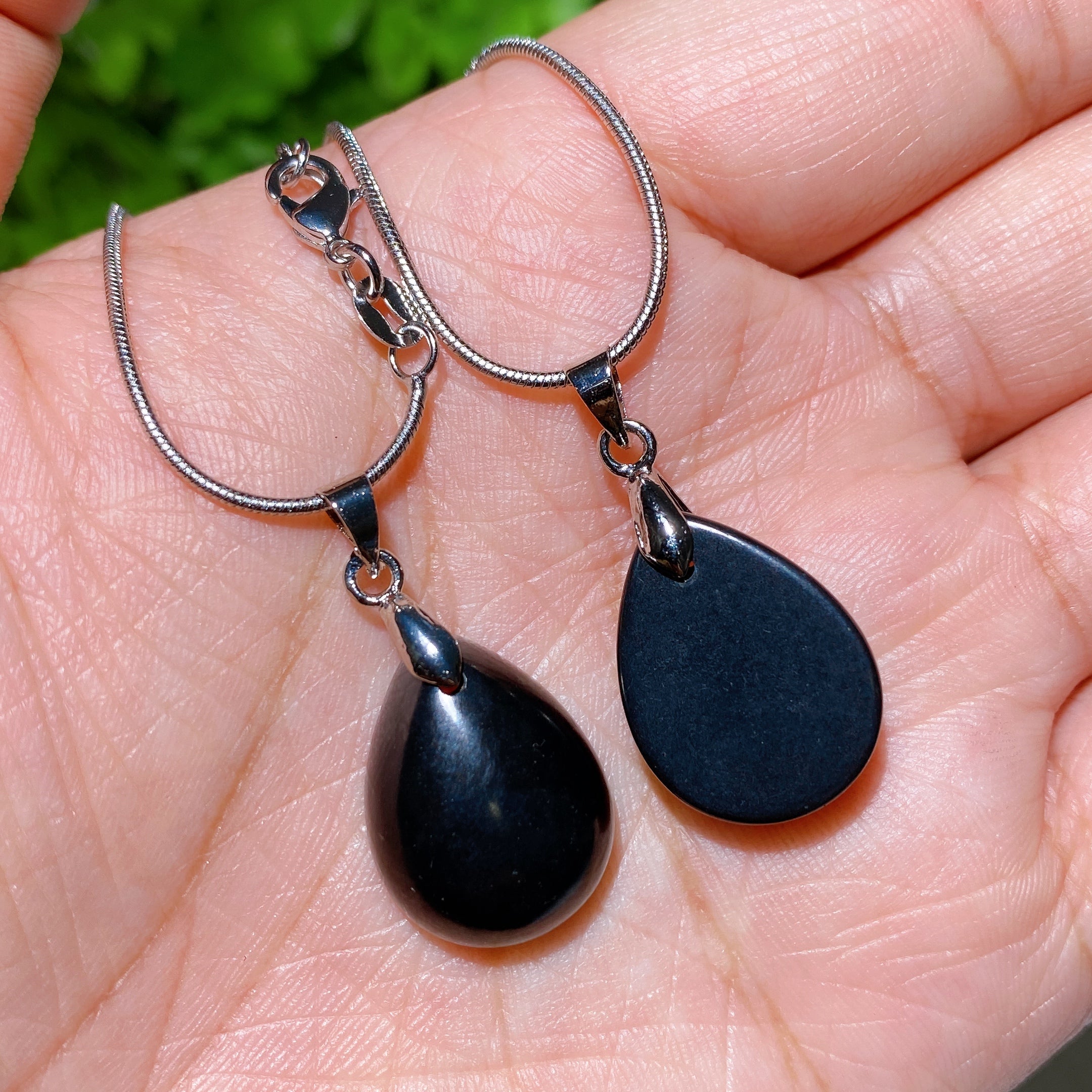ATELIER-TIBET – Collier de Protection Symbolique en Schungite Naturelle – Pendentif Goutte 20 mm – Unisexe